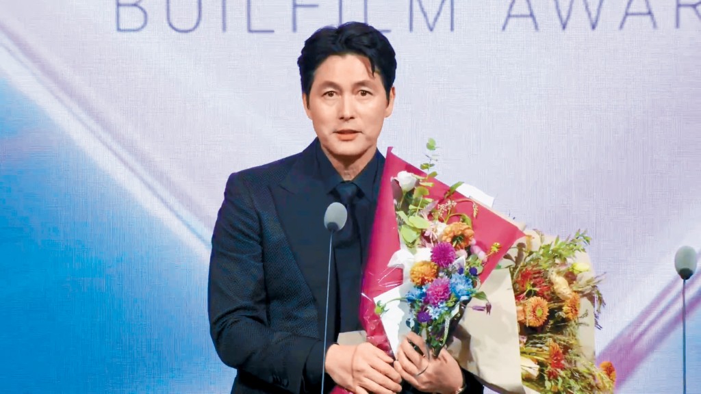 今屆釜日電影獎昨日舉行，鄭雨盛憑《12.12：首爾之春》贏得影帝。