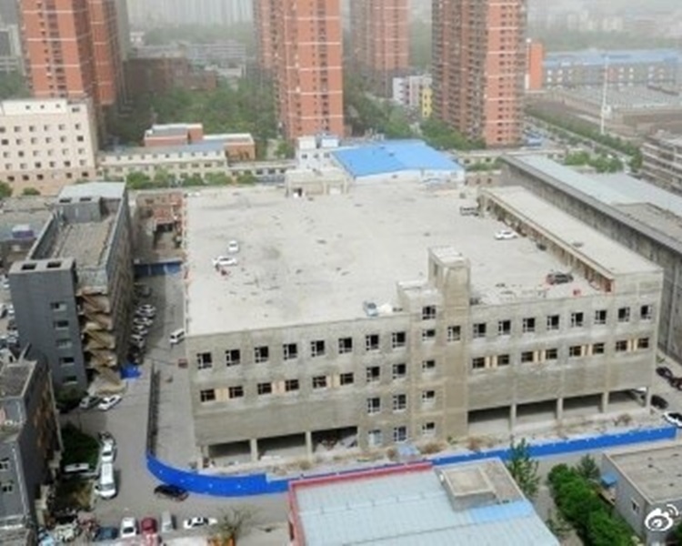 驾驶训练学校设一栋在一楝兴建中的房屋楼顶。图：微博