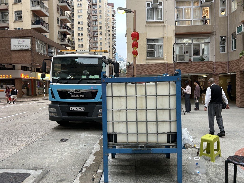 水務署安排水車及水缸。曾志恒攝