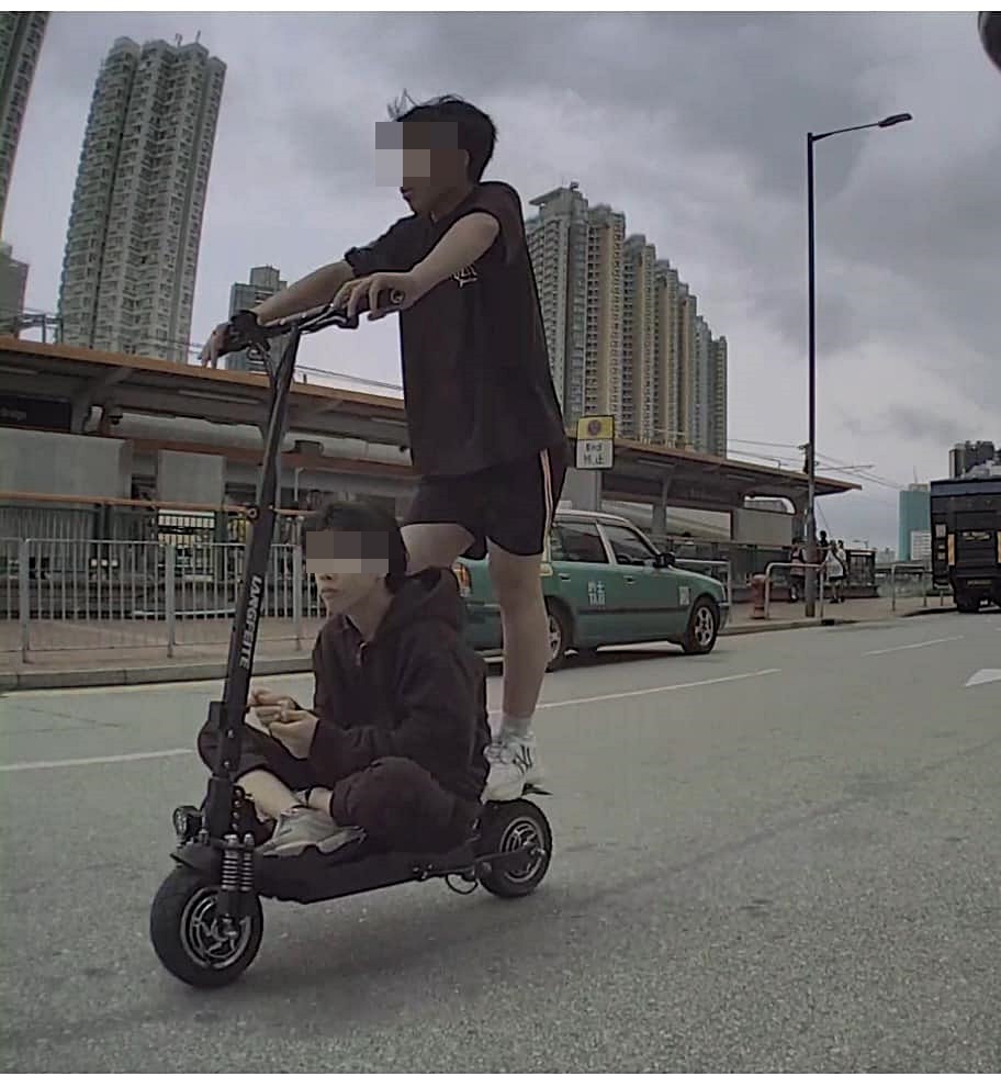 少年駕駛一輛電動滑板車載着一名男童。網上圖片