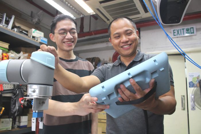IVE電機工程高級文憑畢業生黎旋周(Simon)(右)和IVE機械工程學高級文憑畢業生楊家豪(Tony)(左)運用他們的專業技能和知識與社會共同抗疫。(圖片由VTC提供)