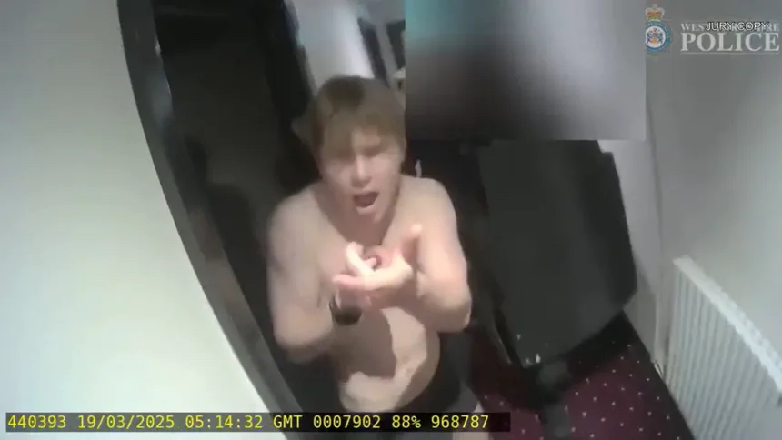 納特蘭被捕時一度做出開槍手勢。 英國反恐警察 納特蘭被捕時一度做出開槍手勢。 英國反恐警察