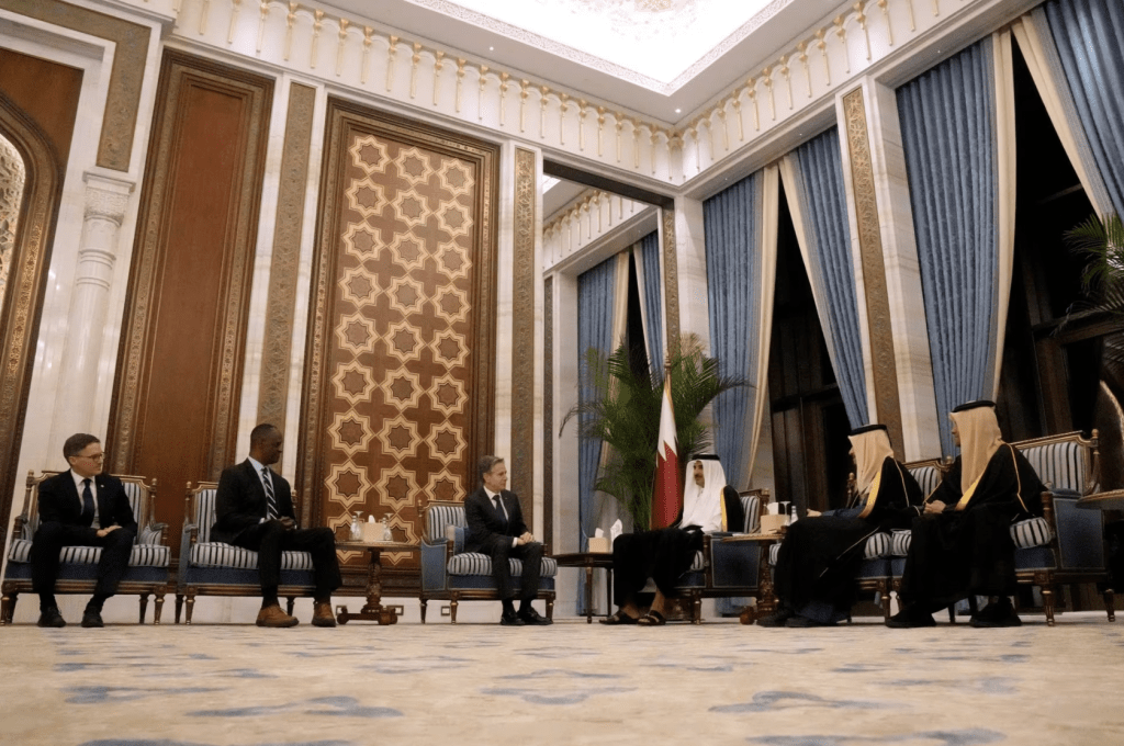 周二，布林肯在卡塔尔多哈的卢赛尔宫会见了卡塔尔元首埃米尔谢赫，以及美国国务院参赞德里克和美国驻卡塔尔大使蒂米·戴维斯等人。路透社
