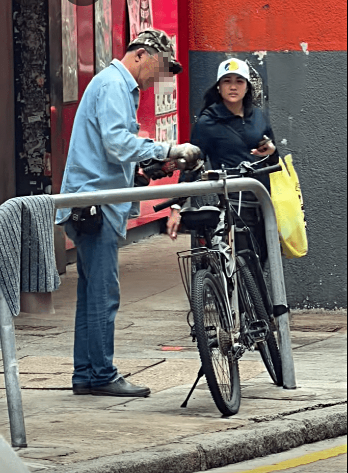 男子用手提电锯锯锁取车。fb：的士司机资讯网 Taxi