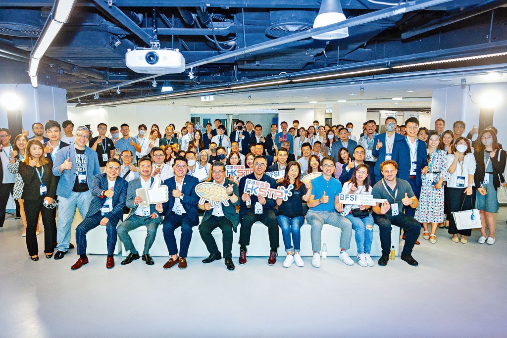 BFSI加速器吸引了30间来自本地及全球科技企业，提供32个以客户为本的解决方案，以帮助BFSI行业面对目前的业务挑战。这些可落地应用的解决方案涵盖客户体验、保险科技、合规科技、可持续发展以及效率方面。