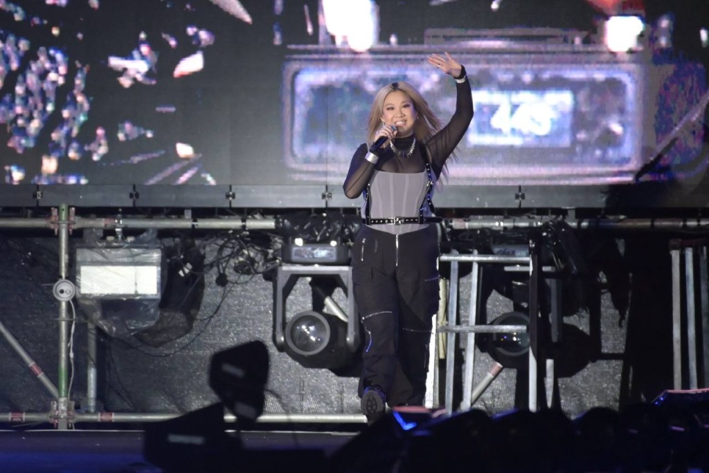 演唱会以fashion show形式开始，亦有DJ界女神乐宜在台上打碟。