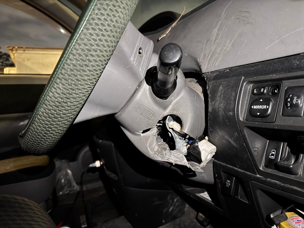 被盜車輛軚盤有被破壞痕跡。警方提供 被盜車輛軚盤有被破壞痕跡。警方提供