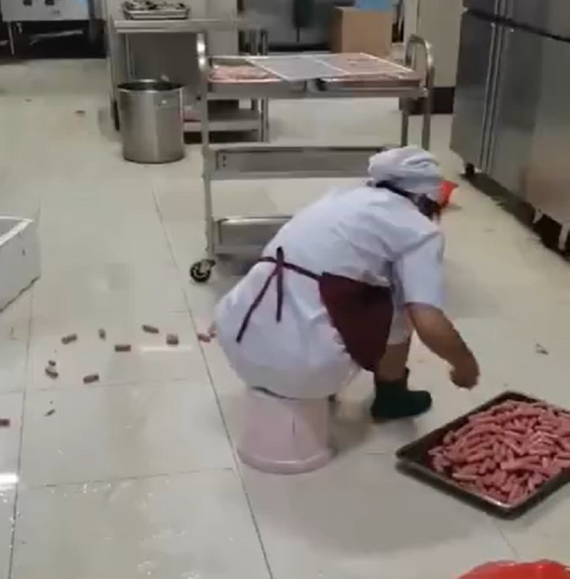 武漢東湖學院食堂工作人員將食材放在地上。影片截圖