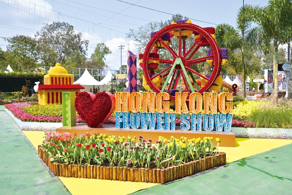 於「港島花徑」可見電車穿梭於舊立法會大樓、香港摩天輪與中銀大廈。遠處跑馬地馬場與灣仔百年藍屋均是別具特色,還可看到大坑舞火龍的盛況。最後走到淺水灣這個港島後花園,享受悠然時光。 於「港島花徑」可見電車穿梭於舊立法會大樓、香港摩天輪與中銀大廈。遠處跑馬地馬場與灣仔百年藍屋均是別具特色,還可看到大坑舞火龍的盛況。最後走到淺水灣這個港島後花園,享受悠然時光。