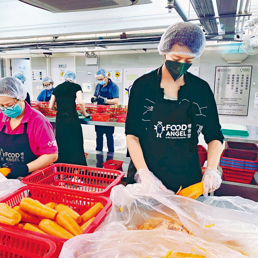 Gigi落手落腳為有需要人士準備熱飯餐。