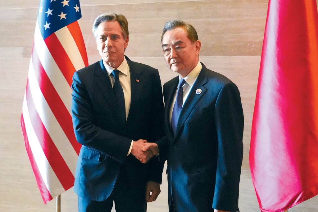 出訪老撾的外長王毅昨日與美國國務卿布林肯會面。