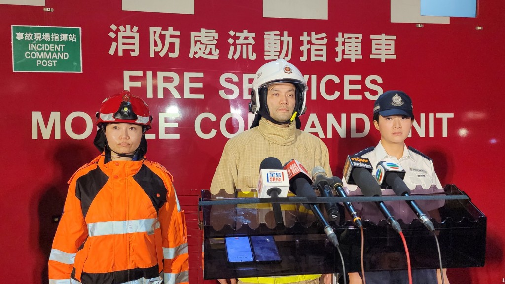 左起：消防处梨木树救护站主管高级救护主任冯新妍、消防处北区消防区长（新界北）（署理）黄震安、警务处元朗分区助理指挥官（行动）总督察麦锶炜。黎志伟摄
