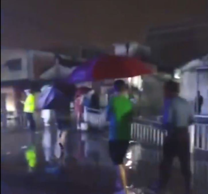 潮州有男外賣員冒雨送餐，途中翻車落水身亡。