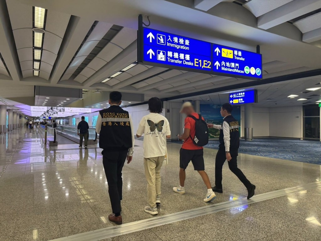 鄧龍威（右二）在入境處協助在外香港居民小組成員陪同下，已於今日安全返港與家人團聚。