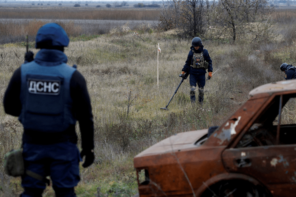 俄罗斯去年上半年暂停对乌克兰的全面入侵，并把部队转往乌东后，在大片土地上留下大量地雷。路透社