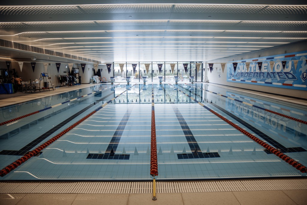 作為香港泳壇一份子，小方積極推動泳界發展，除了多年前已開設游泳學校，去年亦於西沙GoPark設立泳池，方便泳手訓練。（圖片來源：《親子王》）