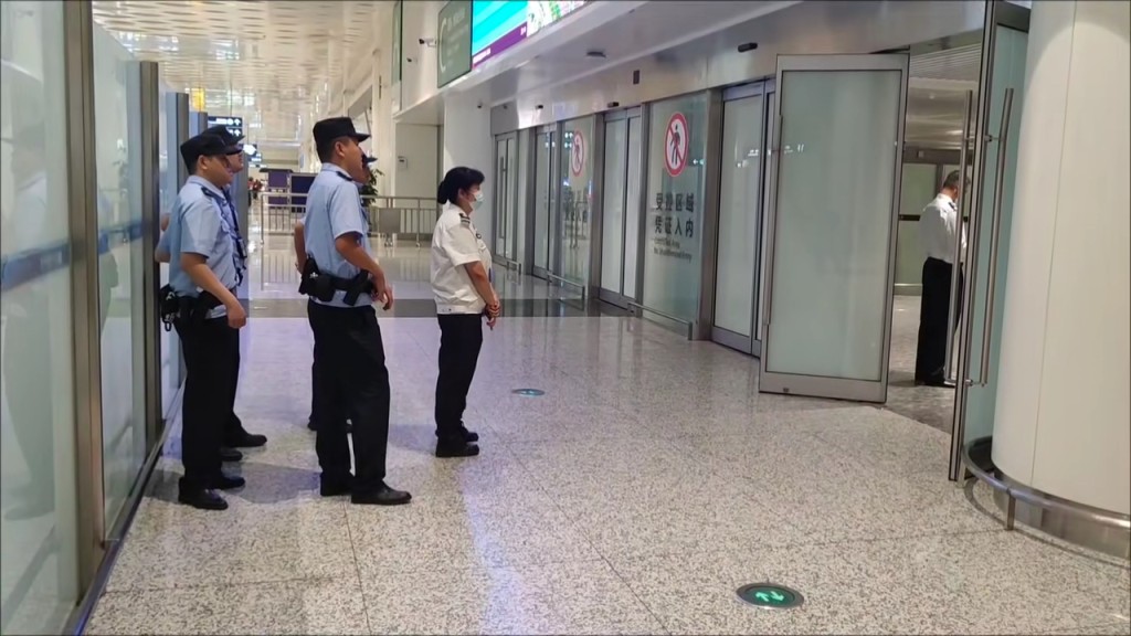 張學友較早前落機步入武漢機場入境大堂的影片於抖音流傳。