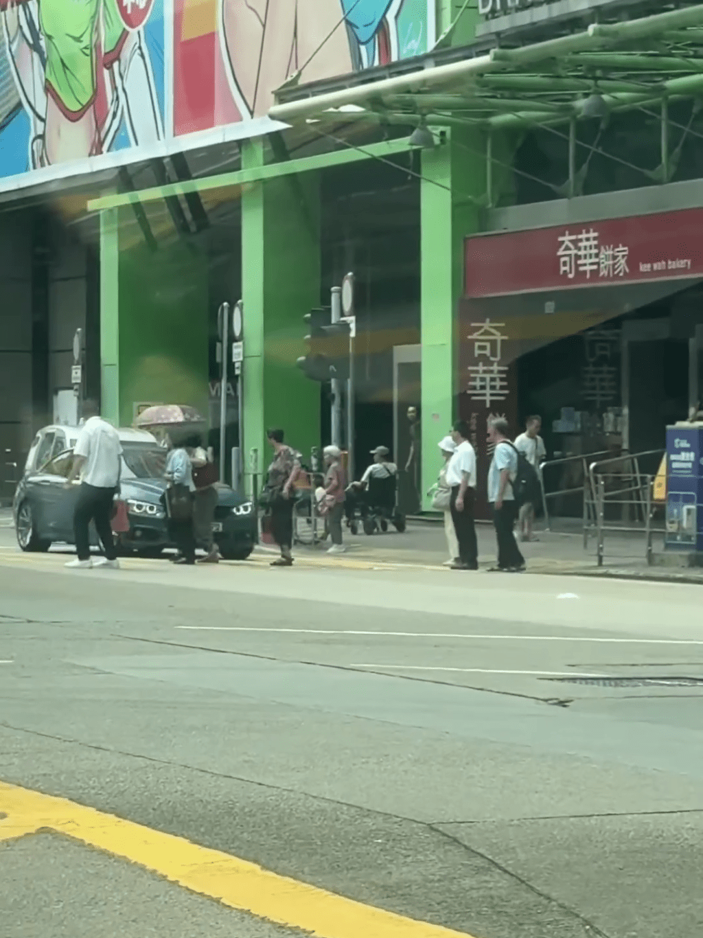 藍色寶馬為擺脫追捕衝紅燈,驅車越過行人過路處。 藍色寶馬為擺脫追捕衝紅燈,驅車越過行人過路處。