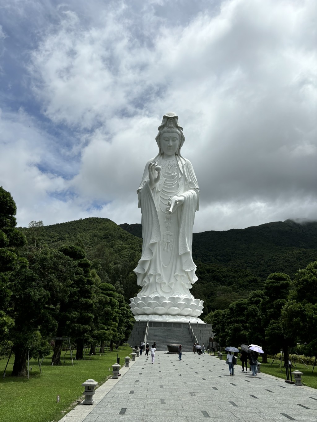素白觀音聖像由青銅合金鑄造， 總高76米，是慈山寺的標誌。（圖片來源：《親子王》）