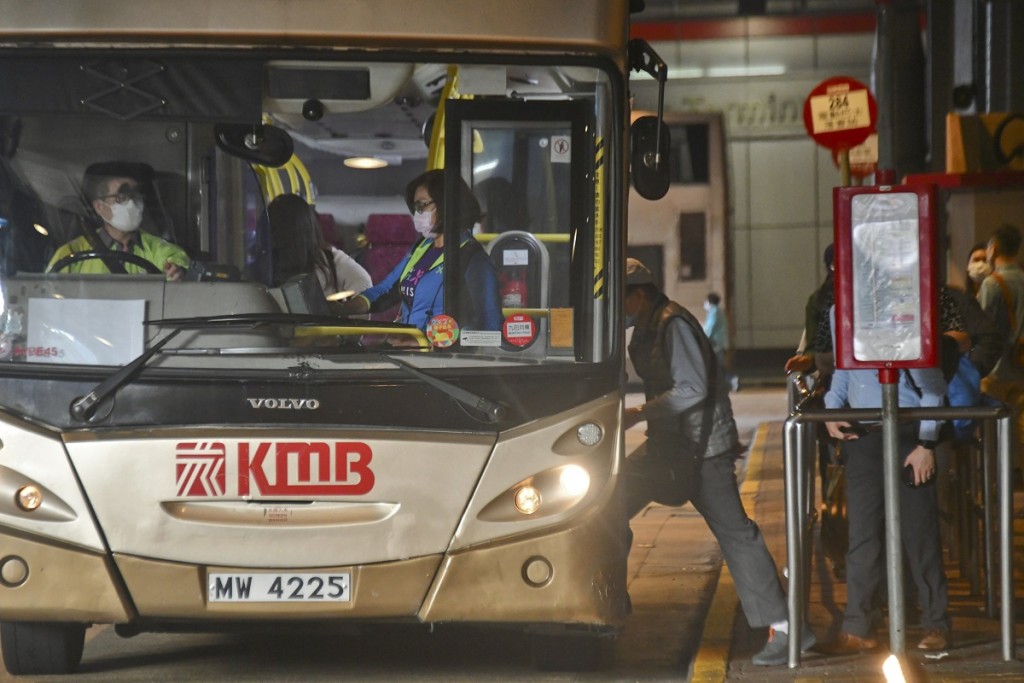 九巴于7月28日港铁观塘綫暂停部分车站列车服务期间，亦会按需求加强5条路线服务。