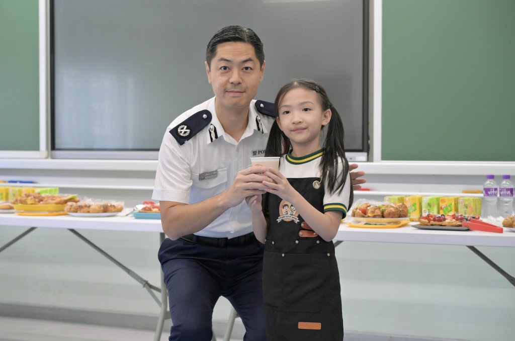 署理國家安全處處長郭嘉銓稱賞學生泡製的咖啡美味。蘇正謙攝 署理國家安全處處長郭嘉銓稱賞學生泡製的咖啡美味。蘇正謙攝