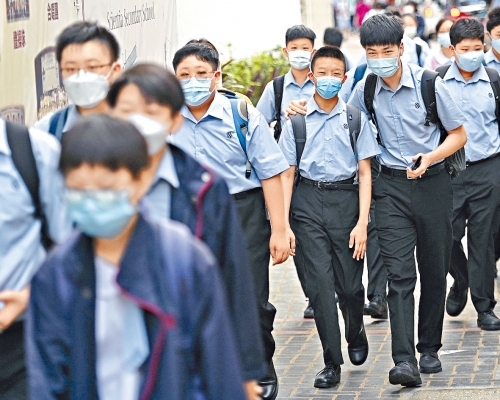 創知中學開學日，學生重返校園。