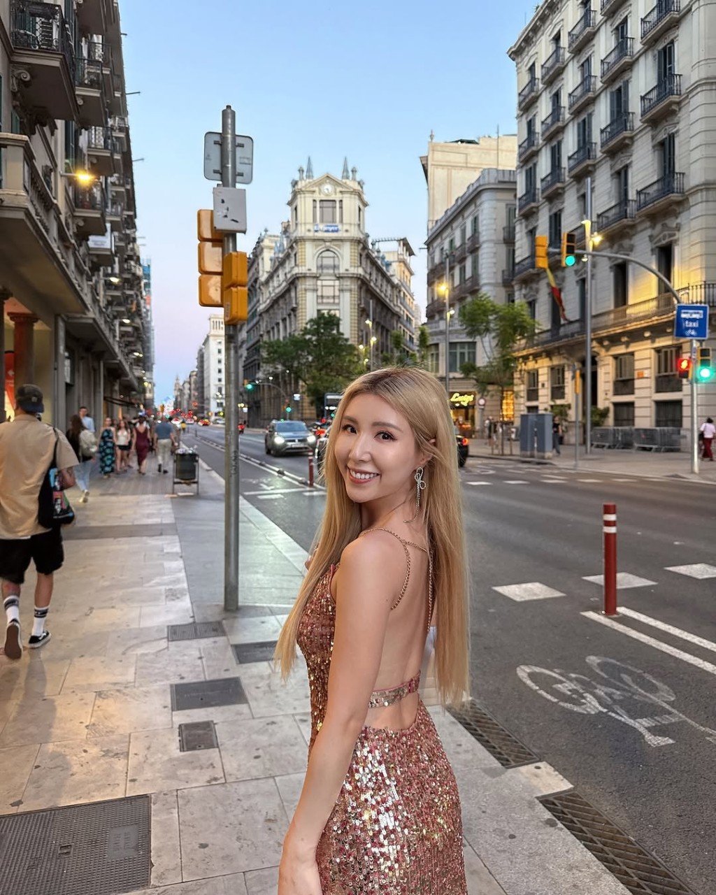 譚嘉儀大晒玉背。 譚嘉儀大晒玉背。