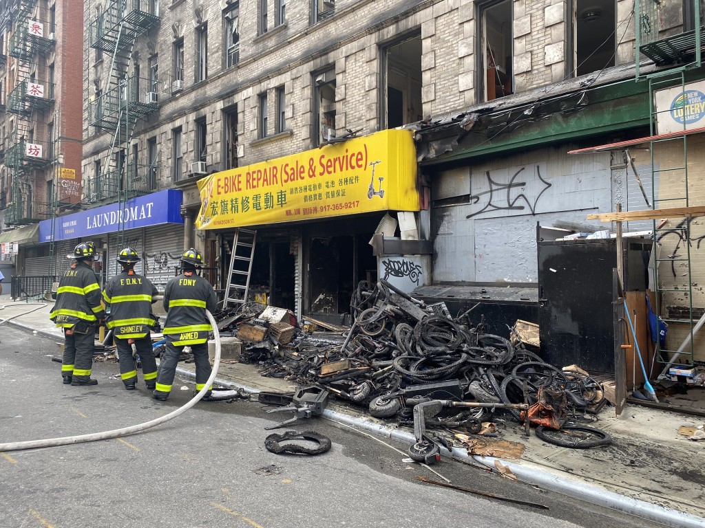 現場是曼哈頓唐人街一間電動單車店。紐約消防twitter