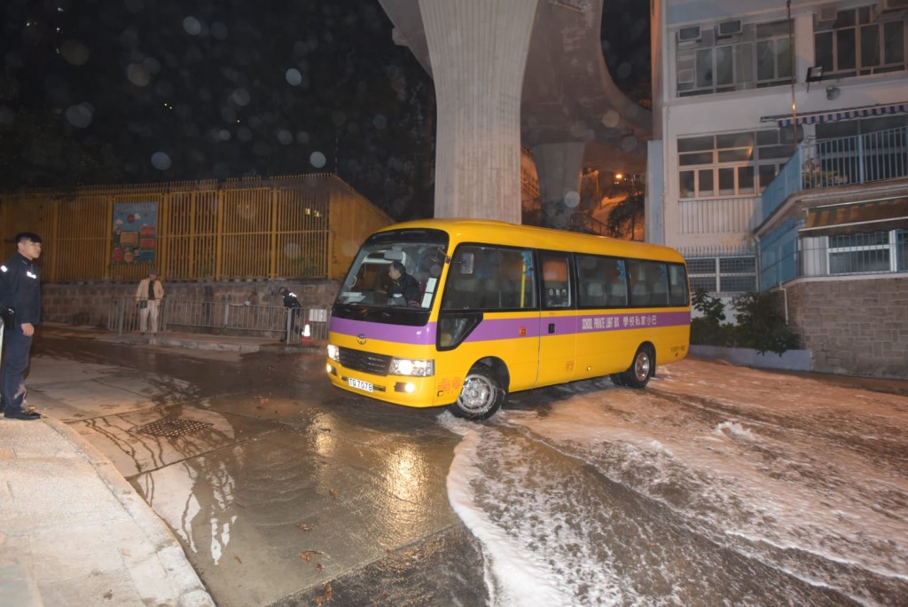車輛涉水而行。
