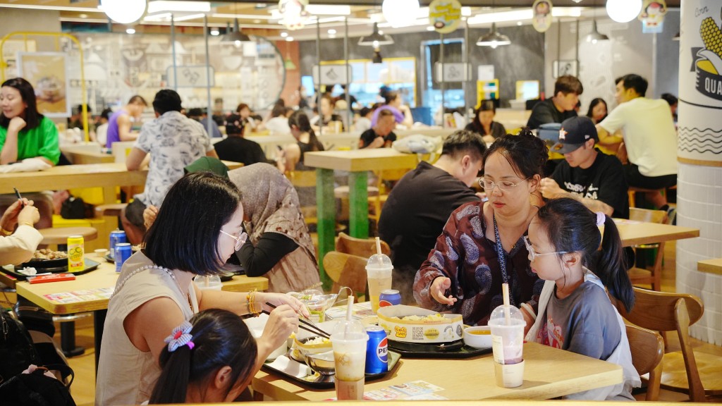七一｜多間食肆提供優惠 有市民特意留港消費 稱市面人山人海 餐廳要等候10分鐘才能入內
