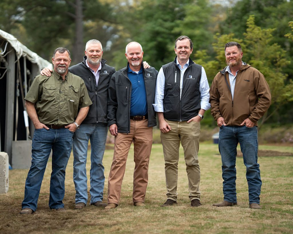 Fibrebond負責人沃克（右二）是名副其實的聖誕老人。Fibrebond官網