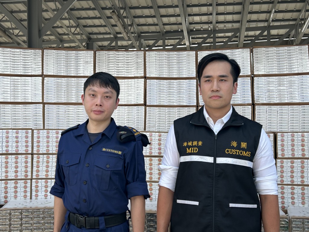 海关港口及海域科海域行动组督察陈景锋(图左)及海域调查组督察张宇轩讲述案情。林思明摄