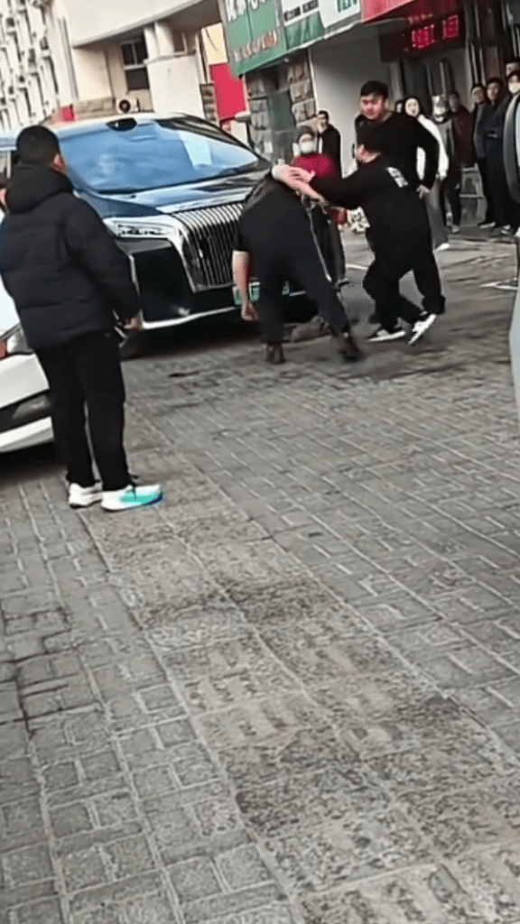 争路爆冲突情绪失控，河南汉“飞身插水式头槌”狂撼对方车头。