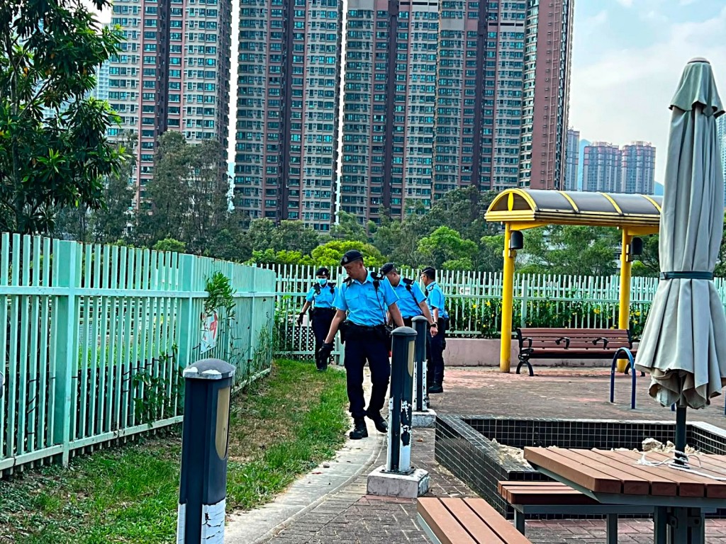將軍澳警區動物罪案警察專隊在場搜證。警方提供 將軍澳警區動物罪案警察專隊在場搜證。警方提供