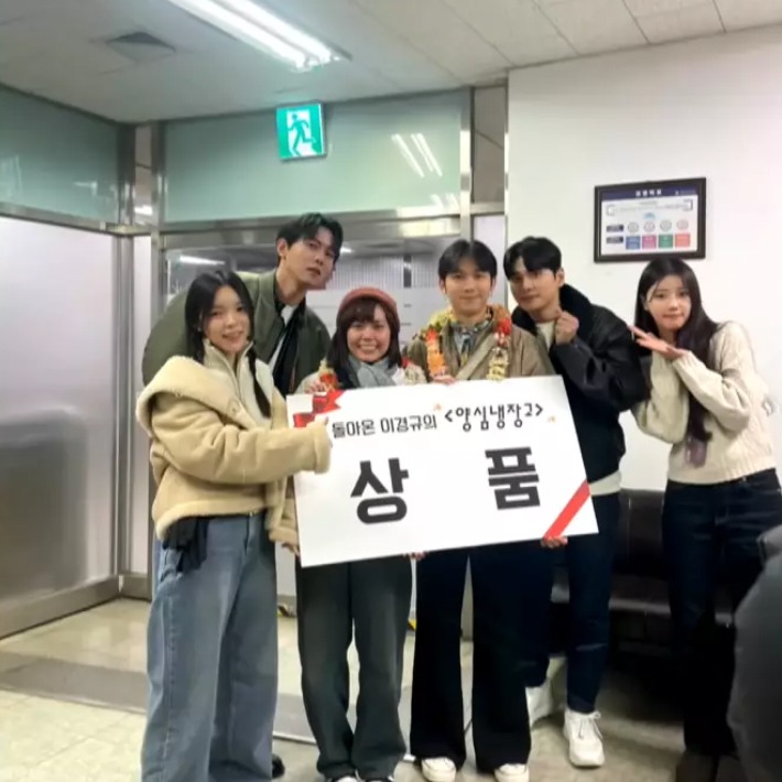 Tracy隨後提出與主持人們一起合照留念。《玩甚麼好呢》畫面截圖