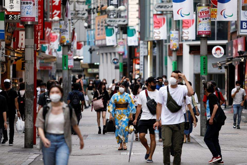日本在去年5月開放戶外毋須配戴口罩。路透資料圖