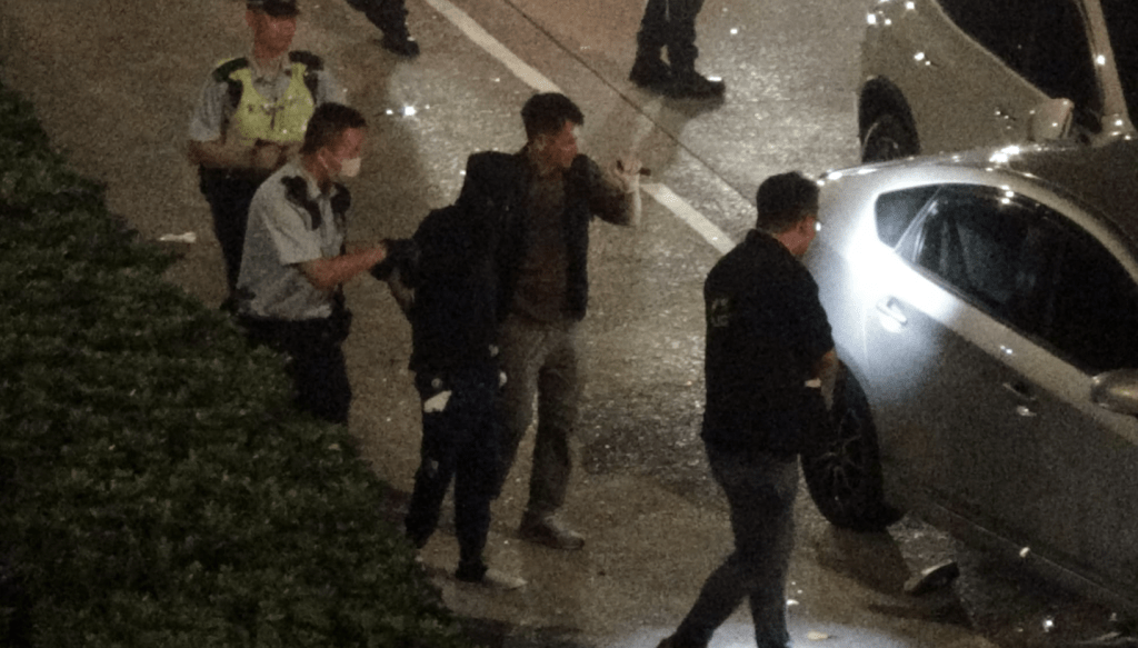 被告被黑布蒙頭，反鎖雙手調查。