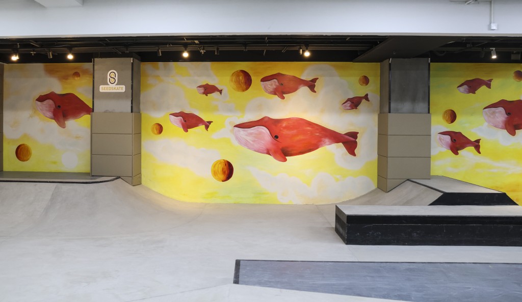 滑板場邀來本地藝術水彩插畫師皮忠創作了一幅巨型的鯨魚水彩壁畫。