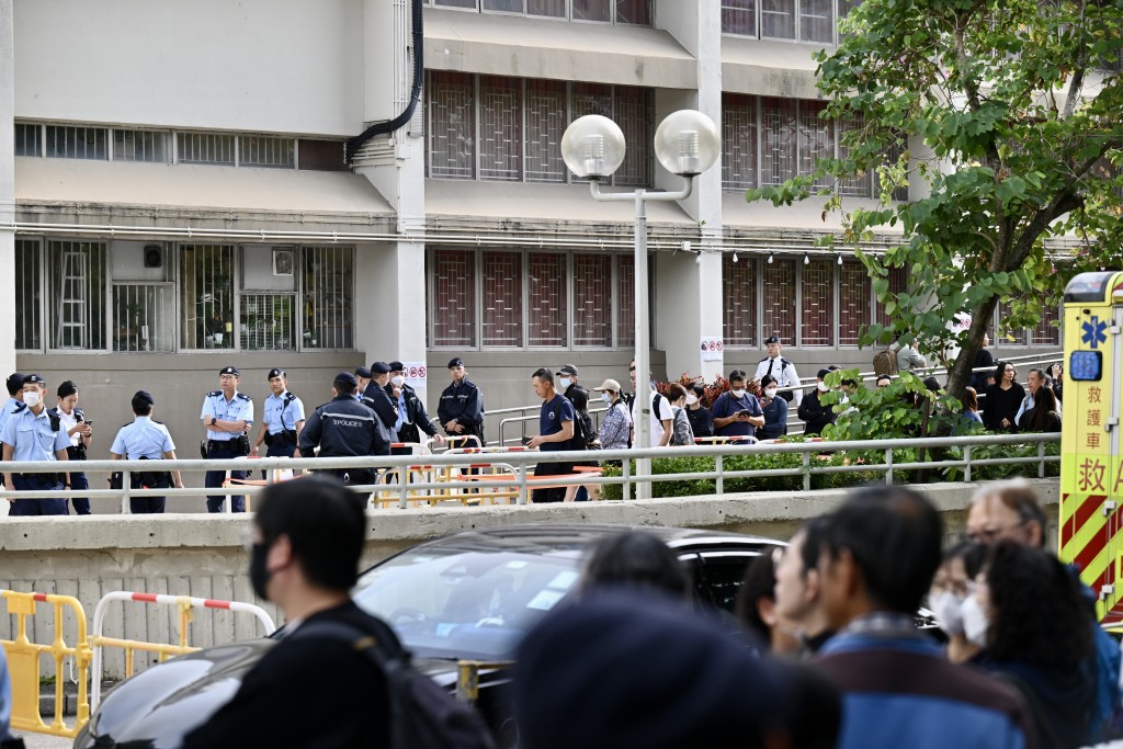 逾百居民排隊入社區會堂認屍。 逾百居民排隊入社區會堂認屍。