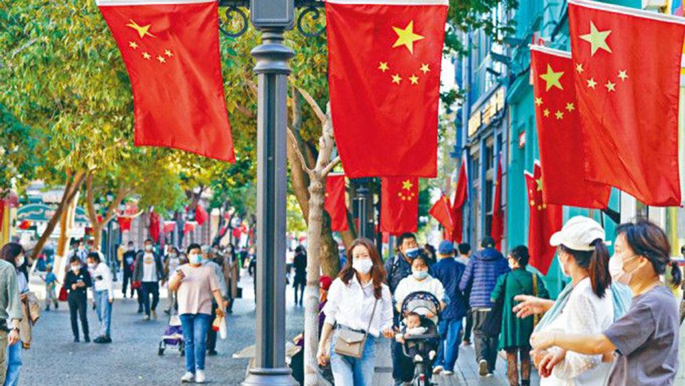 國慶節臨近，黑龍江哈爾濱中央大街上懸掛國旗。