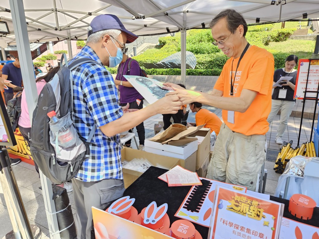 「文博義工」於「香港博物館節」攤位向市民派發紀念品。(康文署提供) 「文博義工」於「香港博物館節」攤位向市民派發紀念品。(康文署提供)