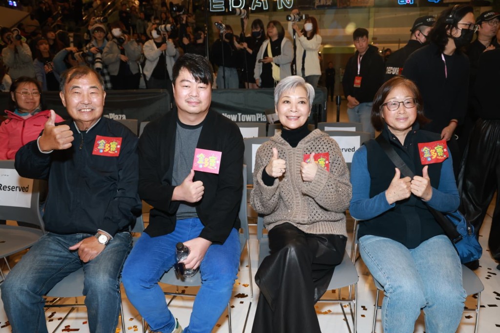 導演翁子光(左二)的爸爸翁卓文(左)以《金多寶》出品人身份到場。 導演翁子光(左二)的爸爸翁卓文(左)以《金多寶》出品人身份到場。