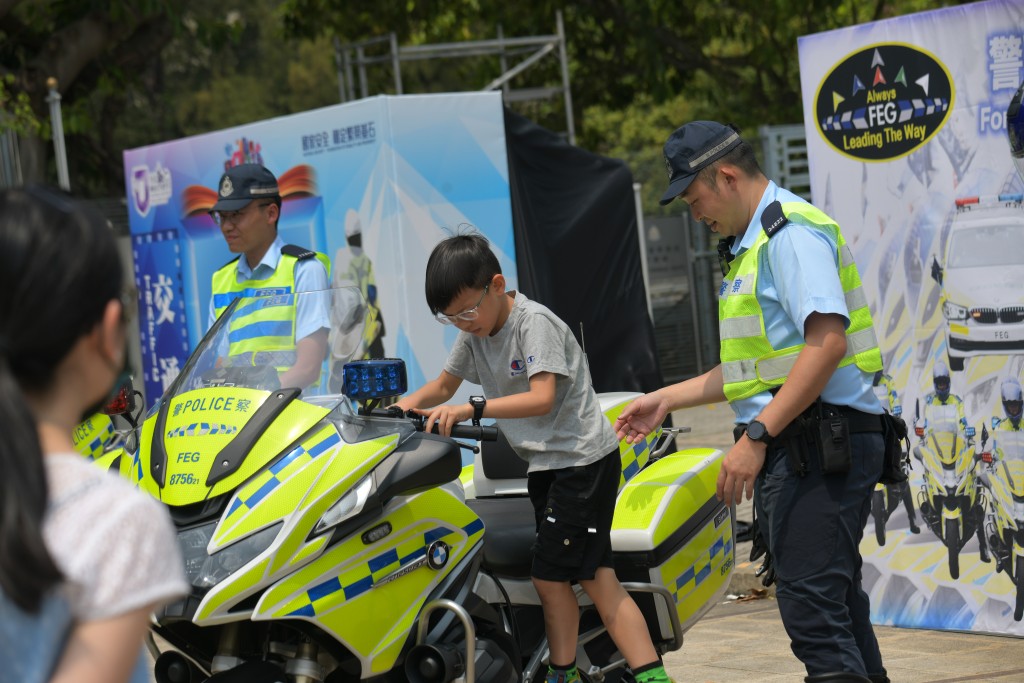 小朋友試騎警察電單車。梁譽東攝