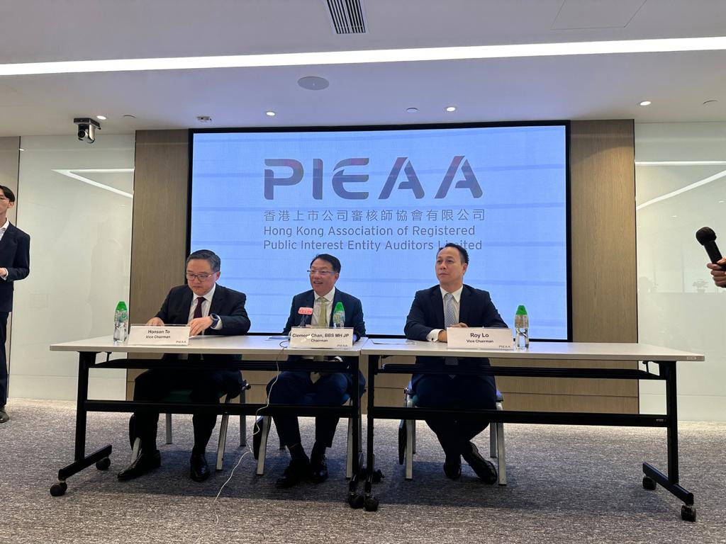 香港上市公司審核師協會公布會計界人才短缺調查。左至右：副主席陶匡淳、主席陳錦榮、副主席盧華基。陳子悠攝