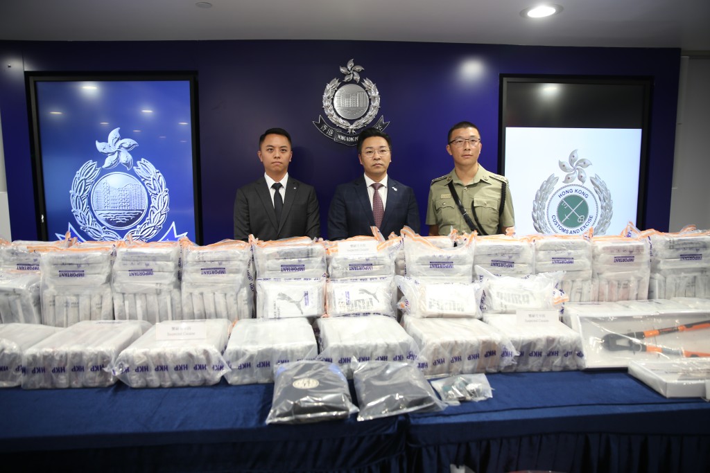 警方及海關日前偵破遠洋船貨櫃販毒案，檢獲318公斤可卡因，市值3.9億元。