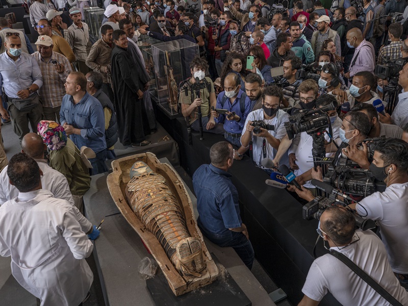 百具彩繪木棺出土。AP