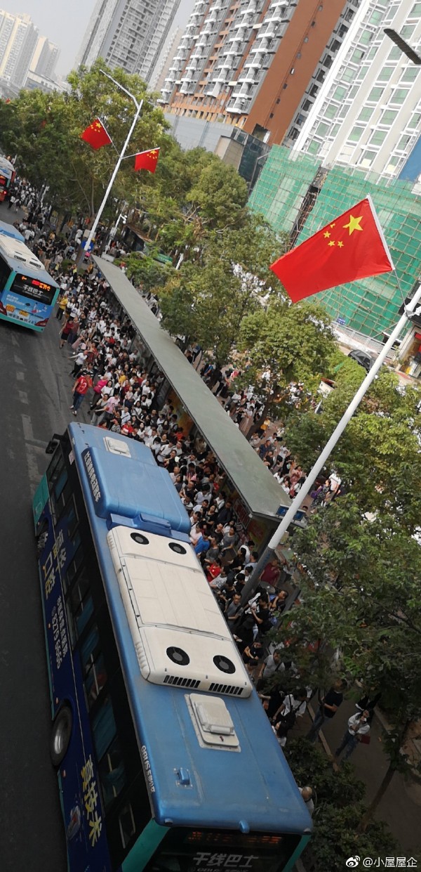 巴士站大排长龙。微博图片