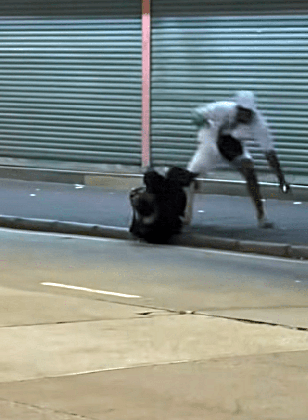 兩名男子在長沙灣街頭拉扯。fb：車cam L（香港群組）