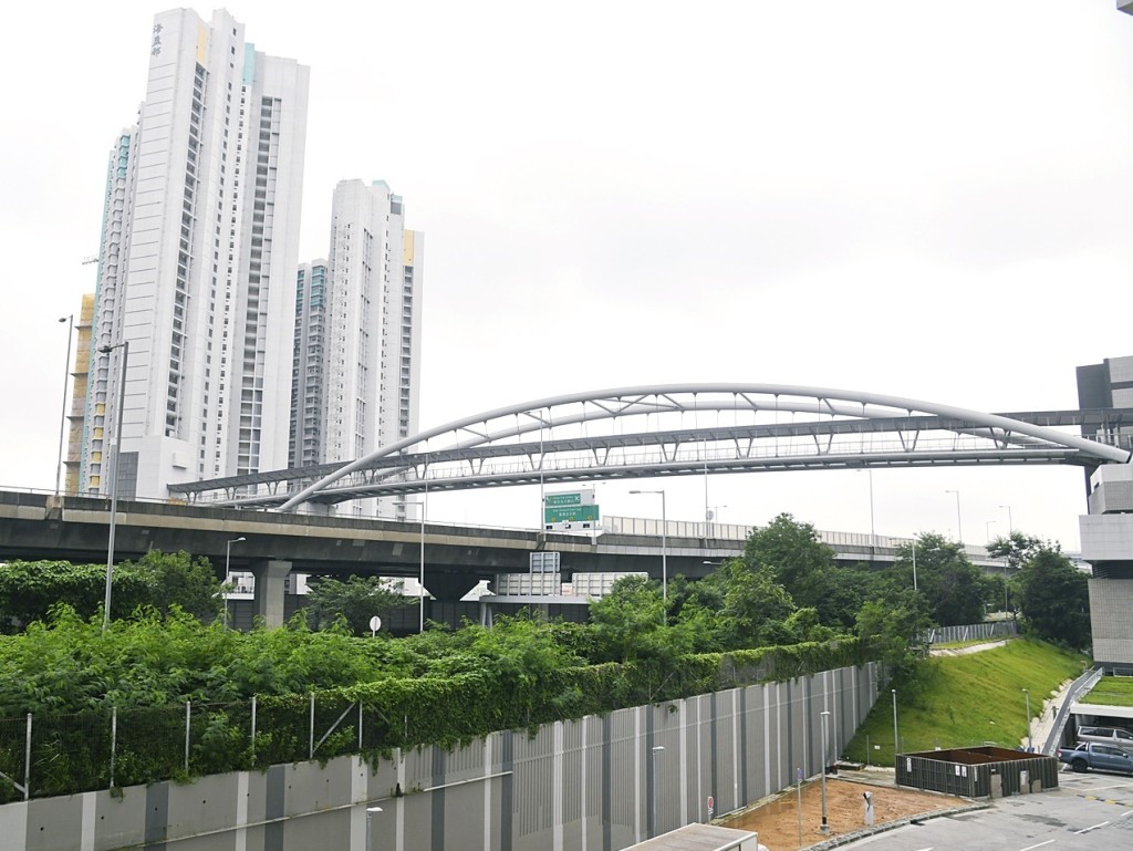 連接海盈邨及海達邨天橋,為公共屋邨中跨度最長的一條行人天橋。