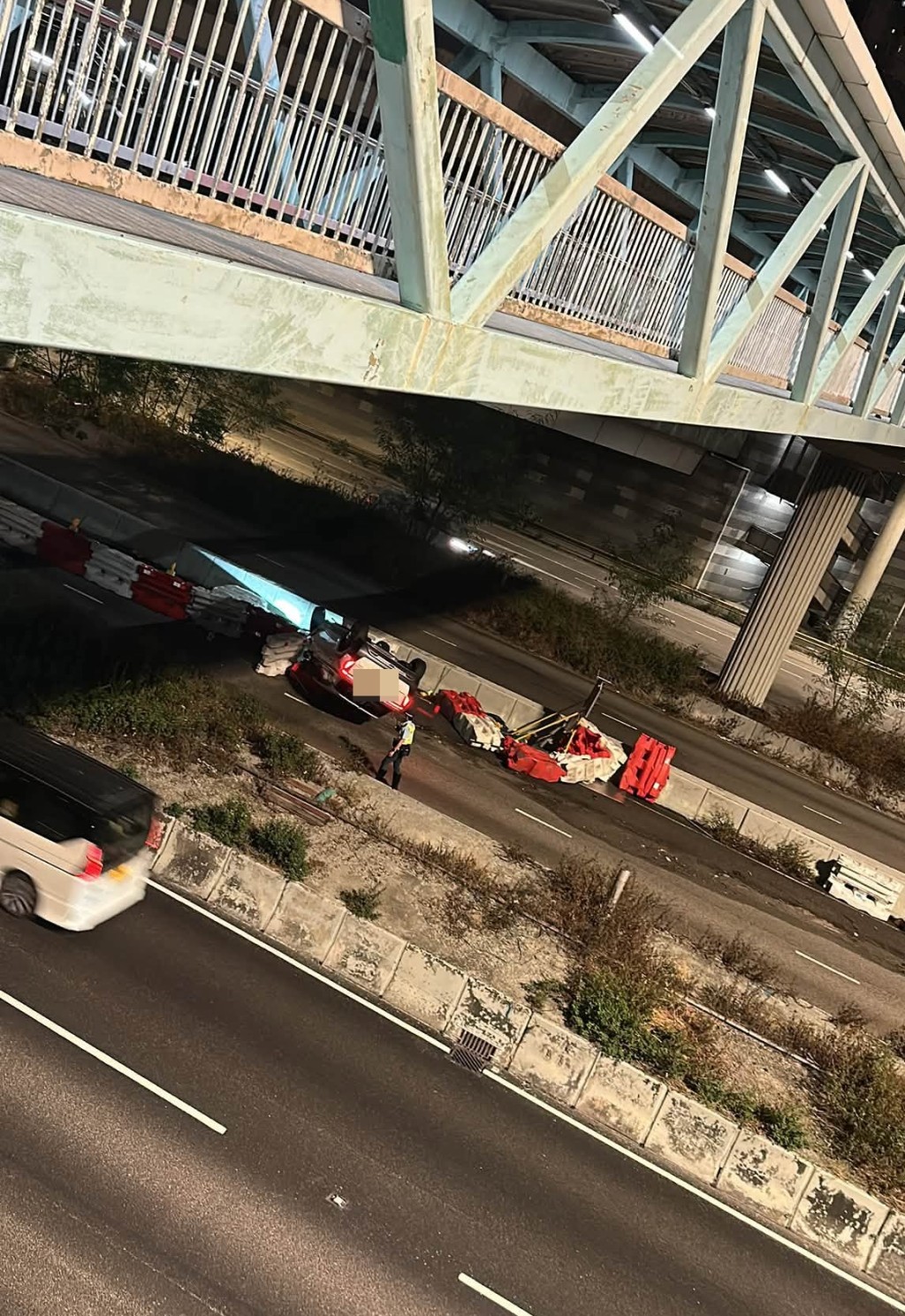 私家車撞水馬翻側。網圖 私家車撞水馬翻側。網圖